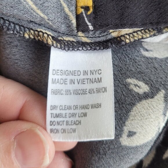 Yumi Kim Love Triangle Liz Romper Floral Faux Wrap V Neck Fun Black Size Small - Picture 3 of 11